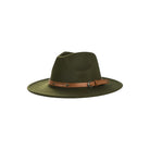 Trendy groene Fedora-hoed met een bruine leren band, perfect voor festivaloutfits en boho-stijl.