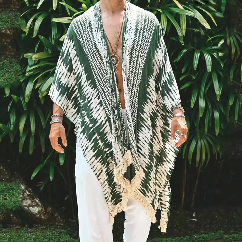 Kimono à franges vert Tulum, 100 % rayonne, avec rayures vertes et crème, bordure à franges et manches amples.