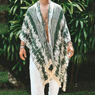 Kimono à franges vert Tulum, 100 % rayonne, avec rayures vertes et crème, bordure à franges et manches amples.