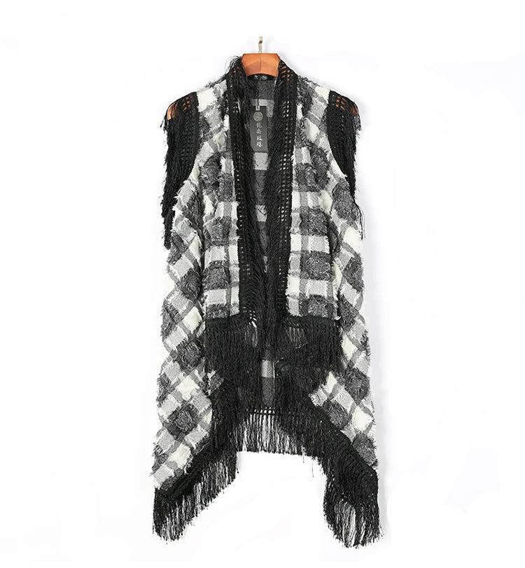 Gilet Lucian Boho à franges : carreaux noir et blanc, sans manches, ouvert devant, avec bordure à franges noires dramatiques.