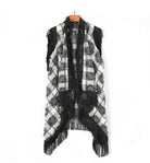 Gilet Lucian Boho à franges : carreaux noir et blanc, sans manches, ouvert devant, avec bordure à franges noires dramatiques.