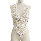 conjunto de top sin mangas halter y falda de crochet blanco con lentejuelas detalle en primer plano