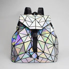 Sac à dos holographique avec design géométrique et matériau en cuir PU, parfait pour les tenues de rave.
