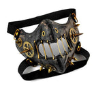 maschera facciale steampunk in pelle in primo piano con ingranaggi e punte in toni scuri