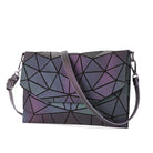 Bolso de mano luminoso con correa de cuero en forma de sobre