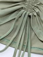 Detail eines Langarm-Crop-Tops mit Minirock