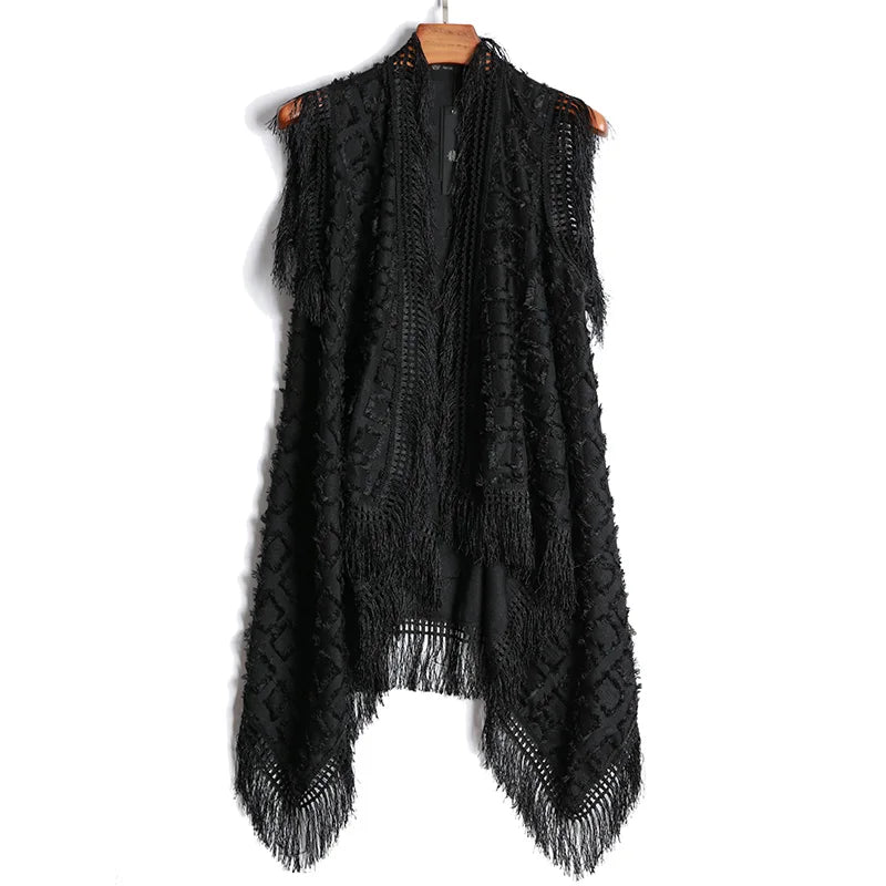 Veste noire Lucian Boho à franges avec corps texturé, pampilles à franges dramatiques et silhouette longue.
