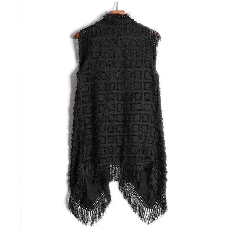 Gilet noir Lucian Boho à franges avec corps texturé et pampilles à franges dramatiques.