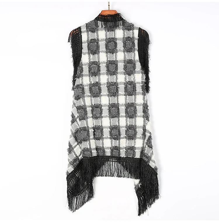 Gilet Lucian Boho à franges, mélange polyester-coton à carreaux noir et blanc avec franges noires dramatiques.