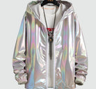 Veste à capuche grise holographique réfléchissante avec finition irisée brillante, parfaite pour les fêtes rave.