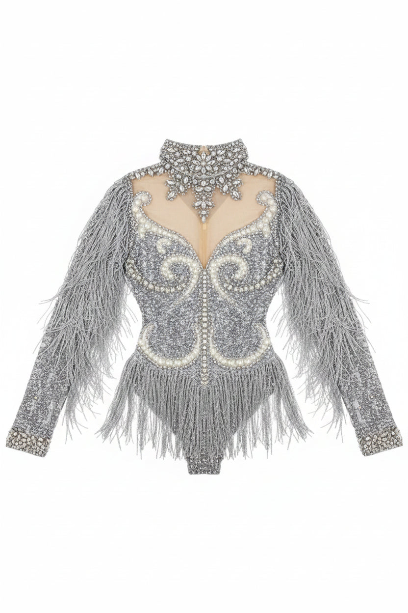 body à manches longues avec glands, strass, perles, détails ornés et accents de plumes en gros plan