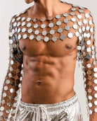 gros plan sur un haut court en chaîne métallique avec des disques circulaires brillants reflétant la lumière