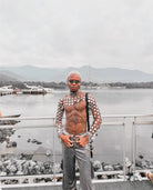 gros plan sur un haut court en chaîne métallique porté par un mannequin présentant un magnifique motif inspiré de l'armure au bord de l'eau