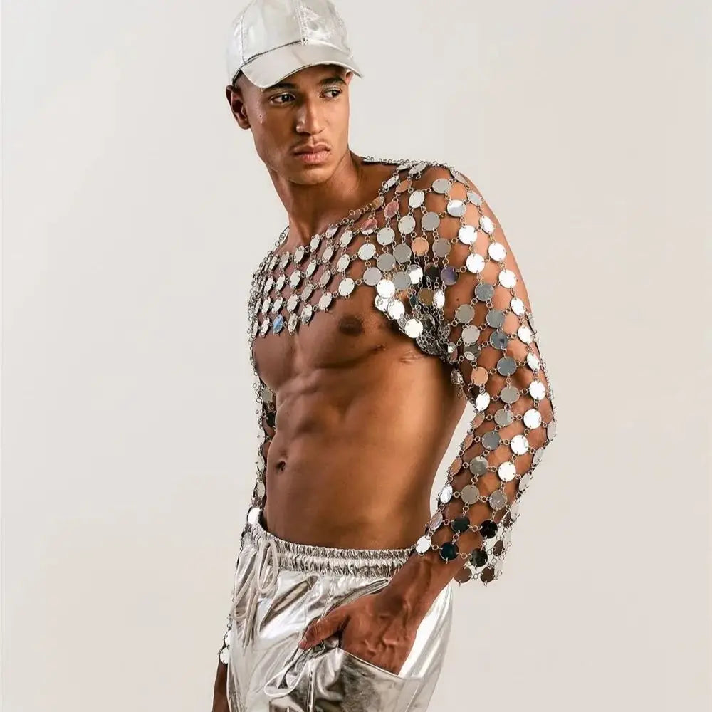 gros plan sur un haut court à disques en chaîne métallique argentée reflétant la lumière