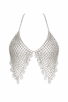 Sostén sin espalda de lentejuelas metálicas plateado con delicadas tiras de cadena y flecos de cuentas blancas.