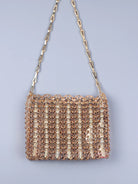 Bolso de lentejuelas metálicas con un diseño brillante, perfecto para festivales y fiestas.