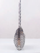Bolso de lentejuelas metálicas que presenta un diseño único y un acabado metálico brillante, ideal para festivales y fiestas.
