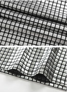 Gros plan sur un tissu métallique avec un motif en grille brillant, idéal pour un T-shirt métallique.