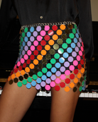 Falda multicolor de lentejuelas con vibrantes lentejuelas espejadas y delicados adornos de cadena plateada.