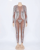 Durchsichtiger brauner Mesh-Jumpsuit mit irisierenden Muschelverzierungen, die Körper und Beine bedecken.