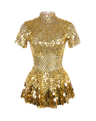 Vestido de fiesta con lentejuelas metálicas doradas, cuello alto, mangas cortas y lentejuelas en forma de concha.