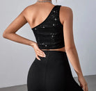 Top corto negro de lentejuelas con un solo hombro que muestra la vista trasera y detalles brillantes para un atuendo elegante de fiesta.