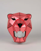 Roze geometrisch spiegel tijgermasker gemaakt van nauwkeurig gesneden acrylpanelen, met een low-poly ontwerp.