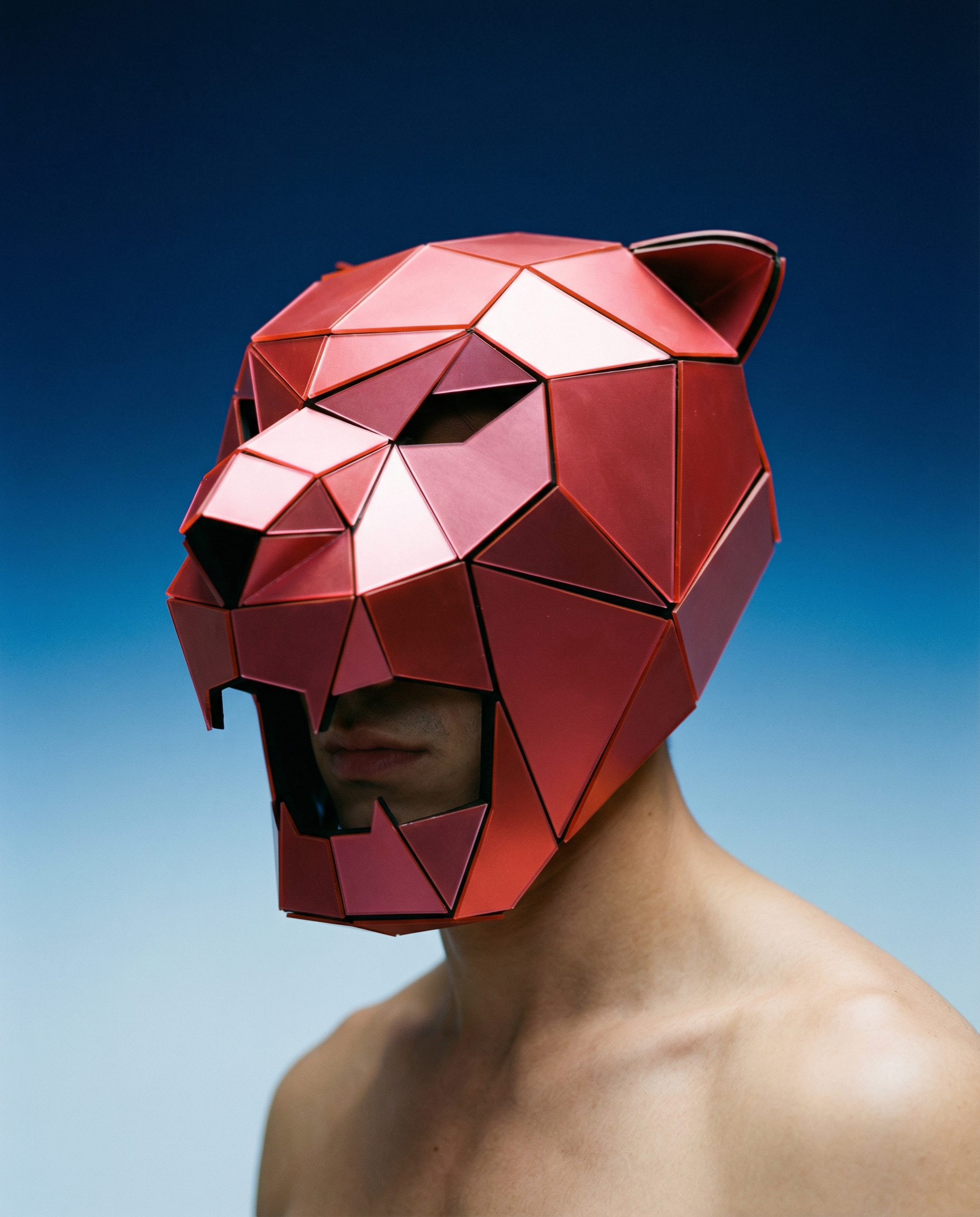 Roze geometrisch spiegel tijgermasker gemaakt van nauwkeurig gesneden acrylpanelen, gedragen door een persoon.