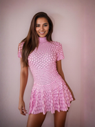 foto completa de vestido rosa metálico con lentejuelas, corpiño ajustado y falda acampanada