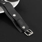 Bracciale polsino in pelle nera punk per braccio superiore, con cinturini regolabili e accessori in argento.