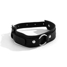 Bracciale polsino in pelle nera punk per braccio superiore con cinturini regolabili e anello metallico.