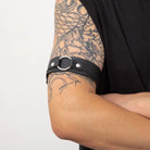 Bracciale polsino in pelle nera punk per braccio superiore con cinturini regolabili e un design elegante.
