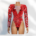 Body de espejo con pedrería que presenta vibrantes patrones de mosaico rojo y mangas largas.