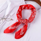 Bandana de satén en rojo con patrón floral, perfecta para uso diario y festivales.