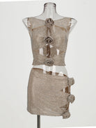 Conjunto de fiesta de top y falda con recortes y flores de pedrería que presenta elegantes detalles florales.