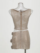 Conjunto de fiesta con top recortado de flores con pedrería y falda, que incluye un elegante top corto y una falda de talle alto.