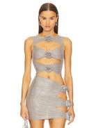 Conjunto de fiesta con top recortado de flores con pedrería y falda, que incluye un elegante top corto y una falda de talle alto.