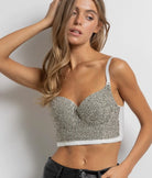 Bustier de pedrería con un impresionante diseño de pedrería y tirantes ajustables para un look festivalero chic.