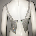 Crop top court à strass scintillants vue de dos, parfait pour les festivals et les fêtes, mettant en valeur des strass éblouissants.