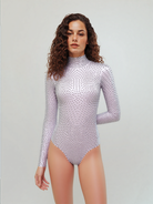 Body à manches longues avec strass argentés dans une silhouette élégante, parfait pour les occasions où vous voulez vous démarquer.