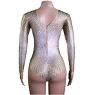 Body à manches longues orné de strass argentés étincelants et silhouette élégante sur mannequin.