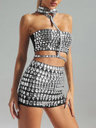 Top sin tirantes y short con pedrería brillante y un diseño elegante sin tirantes.