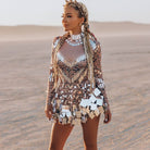 Vestido mini beige de manga larga con lentejuelas y pedrería