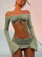 Modell trägt Langarm-Crop-Top mit Minirock