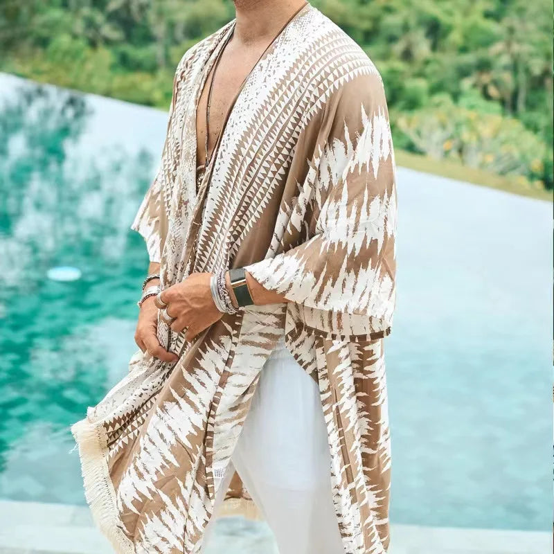 Kimono à franges sable de Tulum : kimono unisexe en rayonne avec motif rayé sable chaud et blanc, manches amples et franges.