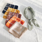 Pañuelos de satén coloridos en varios tonos, perfectos para un estilo versátil y como accesorios.