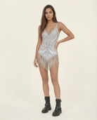 body de lentejuelas con borlas en plata con detalles de flecos y botas