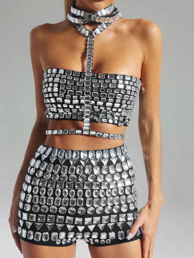 Rhinestone strapless top en short met sprankelende rhinestones en een stijlvolle strapless ontwerp.