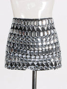 Rhinestone strapless top en short met een sprankelend ontwerp van een met rhinestones versierde rok.