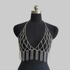 Top de tirantes con cadena corporal que presenta eslabones metálicos brillantes y un diseño audaz para la moda de festivales.
